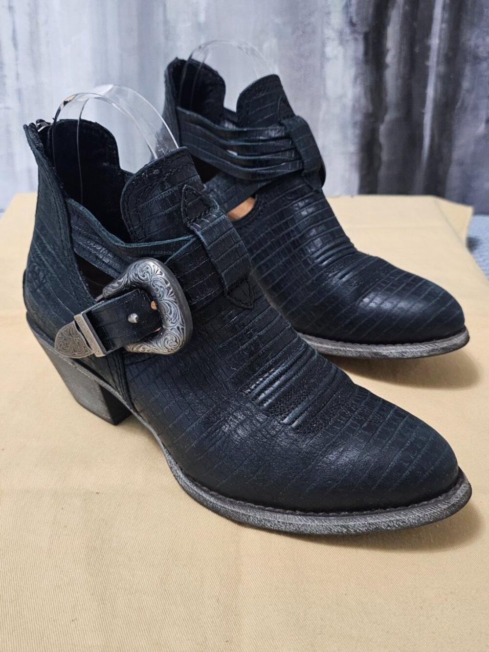 Ariat Western Booties Black Leather Snake Print Silver Buckle Women’s Size 6.5 - Picture 2 of 7